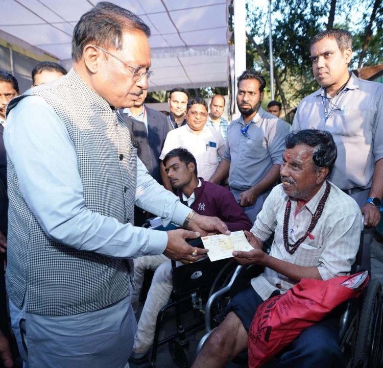 *संवेदनशील शासन की मिसाल: जनदर्शन में मुख्यमंत्री श्री विष्णु देव साय ने मौके पर सुलझाईं समस्याएँ*