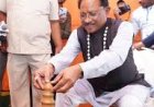 *मुख्यमंत्री श्री साय ने कुम्हार के चाक पर गढ़ा दीया, पारंपरिक शिल्पकारों से किया आत्मीय संवाद: सरगुजा विकास प्राधिकरण की बैठक के दौरान प्रदर्शनी में दिखा माटी से जुड़ाव*