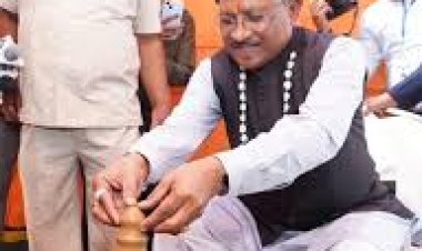 *मुख्यमंत्री श्री साय ने कुम्हार के चाक पर गढ़ा दीया, पारंपरिक शिल्पकारों से किया आत्मीय संवाद: सरगुजा विकास प्राधिकरण की बैठक के दौरान प्रदर्शनी में दिखा माटी से जुड़ाव*