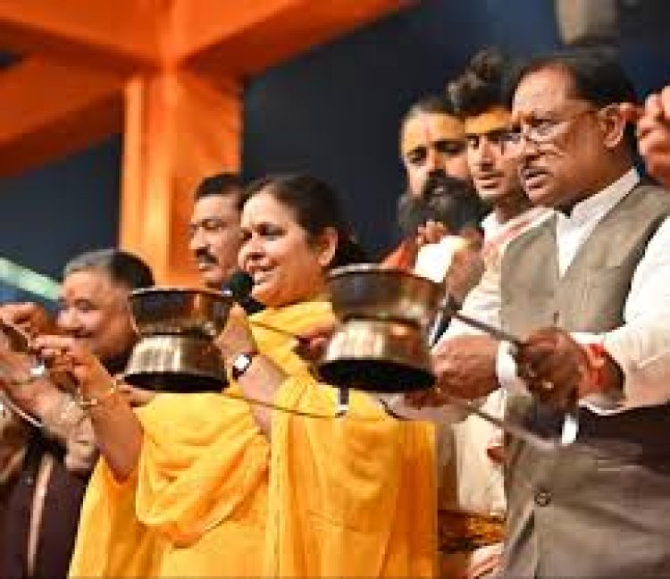 *मुख्यमंत्री श्री विष्णुदेव साय ने भगवान राजीव लोचन एवं कुलेश्वरनाथ महादेव मंदिर में की पूजा अर्चना : महानदी महाआरती में हुए शामिल, छत्तीसगढ़ की समृद्धि की प्रार्थना की*