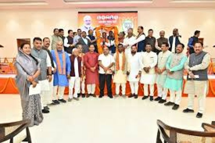 *भाजपा विधायक दल की बैठक में मुख्यमंत्री श्री विष्णुदेव साय को जन्मदिन की बधाई*