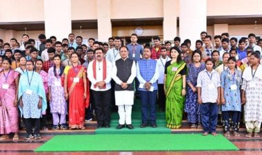 *मुख्यधारा की ओर लौटता विश्वास: 140 आत्मसमर्पित नक्सलियों ने मुख्यमंत्री से की मुलाकात*