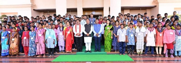 *मुख्यधारा की ओर लौटता विश्वास: 140 आत्मसमर्पित नक्सलियों ने मुख्यमंत्री से की मुलाकात*