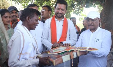 *सुशासन तिहार: मुख्यमंत्री श्री विष्णु देव साय ने पीएम जनमन के हितग्राही को सौंपी खुशियों की चाबी**सुशासन तिहार: मुख्यमंत्री श्री विष्णु देव साय ने पीएम जनमन के हितग्राही को सौंपी खुशियों की चाबी*
