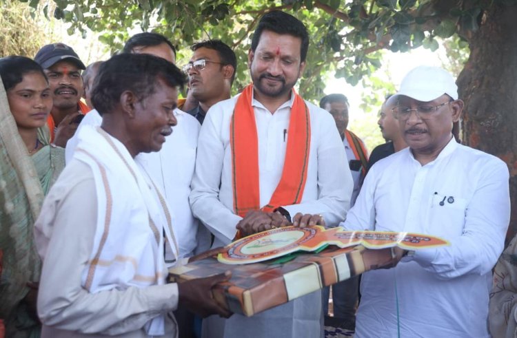 *सुशासन तिहार: मुख्यमंत्री श्री विष्णु देव साय ने पीएम जनमन के हितग्राही को सौंपी खुशियों की चाबी*