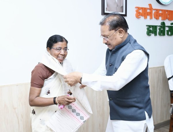 *मुख्यमंत्री श्री विष्णु देव साय से पद्मश्री डॉ. बुधरी ताती ने की सौजन्य मुलाकात*