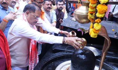 *गुरु पूर्णिमा पर कोसमनारा पहुंचे मुख्यमंत्री श्री विष्णु देव साय, सत्यनारायण बाबा धाम में की पूजा-अर्चना*