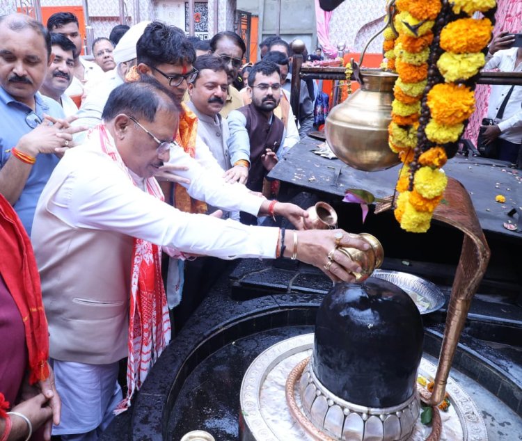 *गुरु पूर्णिमा पर कोसमनारा पहुंचे मुख्यमंत्री श्री विष्णु देव साय, सत्यनारायण बाबा धाम में की पूजा-अर्चना*