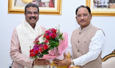 *मुख्यमंत्री श्री विष्णु देव साय से सांसद श्री धर्मेंद्र प्रधान ने की शिष्टाचार भेंट*