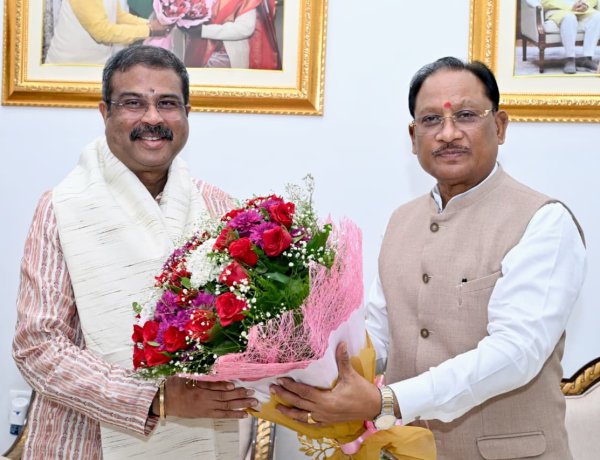 *मुख्यमंत्री श्री विष्णु देव साय से सांसद श्री धर्मेंद्र प्रधान ने की शिष्टाचार भेंट*