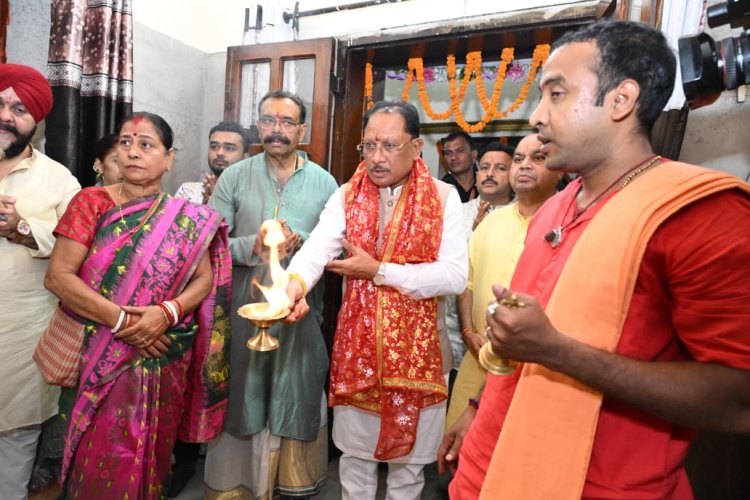 मुख्यमंत्री श्री साय ने रायपुर के कालीबाड़ी मंदिर एवं दुर्गा पूजा पंडाल में टेका माथा, प्रदेशवासियों की खुशहाली के लिए मांगा आशीर्वाद